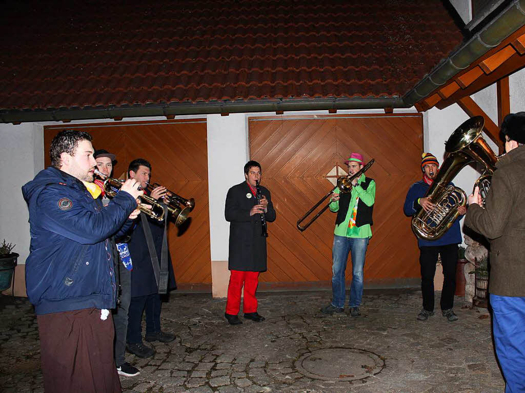 Bis spt in die Nacht hinein zogen Musikgruppen (im Bild eine Gruppe aus Neudingen) durch den Ort und berraschten die Daheimgebliebenen mit einem Stndchen.