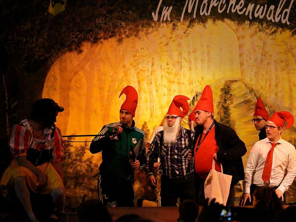 Eine tolle Stimmung herrschte beim Chappeobe der Vogtei Paradies unter dem Motto „Mrchenwald“ im katholischen Pfarrsaal.