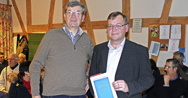 Referent Konrad Schlude (rechts) liefe...rbandsvorsitzender Max Ngele (links).  | Foto: Stefan Limberger-Andris