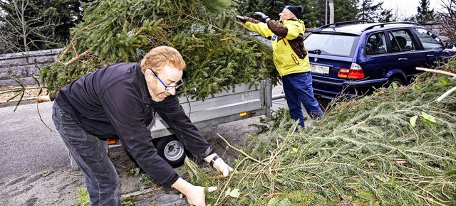 Bernhard Wursthorn und Edwin Kienzler ...n die abgelegten Weihnachtsbume ein.   | Foto: Thomas Biniossek