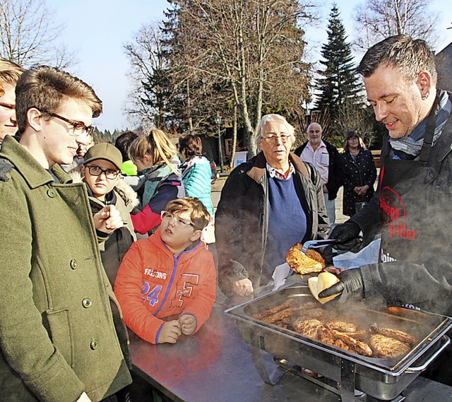 Sichtlich Vergngen bereitete Michael ... Gegrilltem vor seinem Abschiedsfest.   | Foto: Eva Korinth