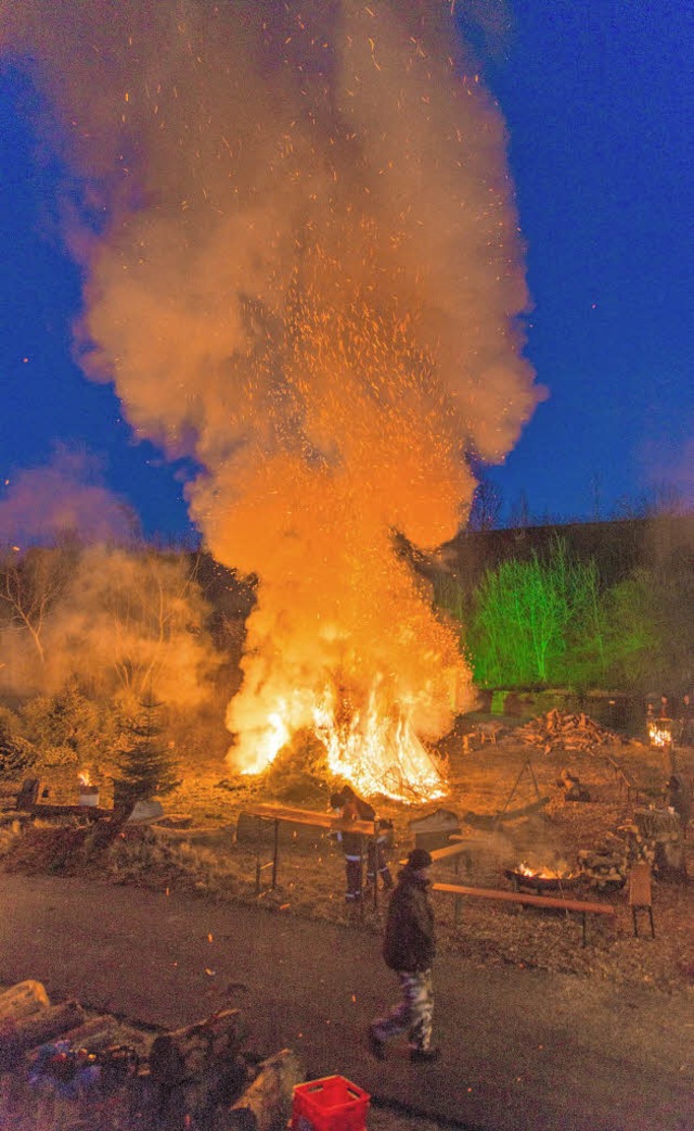 Hoch loderten die Flammen beim Christbaumglhen.   | Foto: Olaf Michel