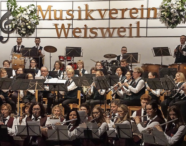 Am Ende traten die Musikvereine Nieder...isweil (auf der Bhne) gemeinsam auf.   | Foto: Ilona Hge