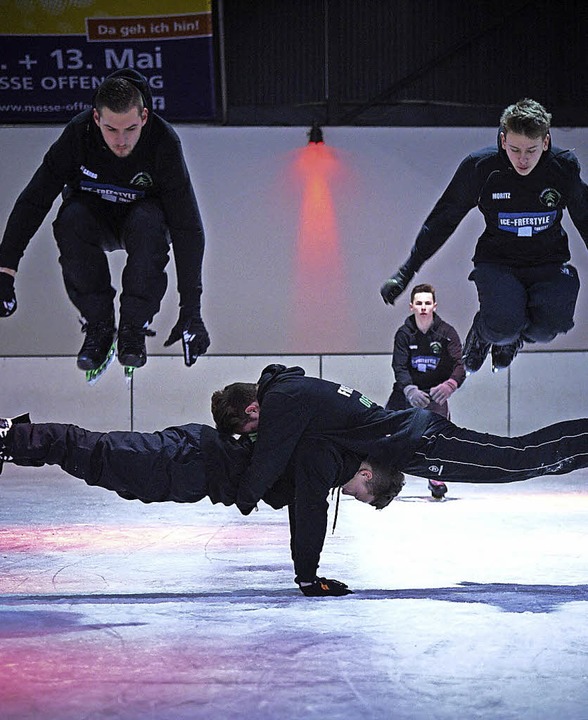 Machen verrückte Sachen auch auf dem E...alle: die Ice Freestyler aus Offenburg  | Foto: Eishalle Herrischried