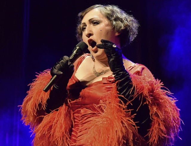 Evi Niessner kann nicht nur, aber das besonders gut, Edith Piaf singen.   | Foto: Julia Trauden