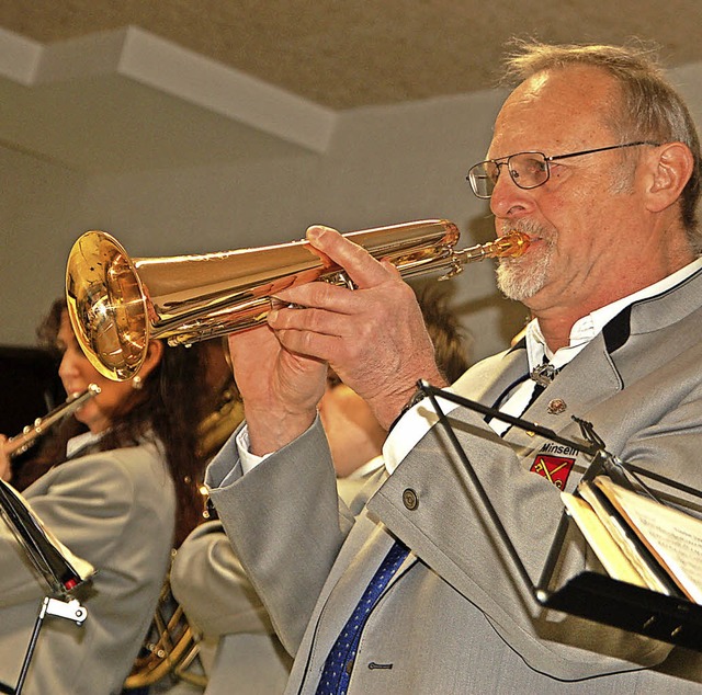 Vizedirigent Rolf Hssle  fhrte die Musiker an.   | Foto: Petra Wunderle