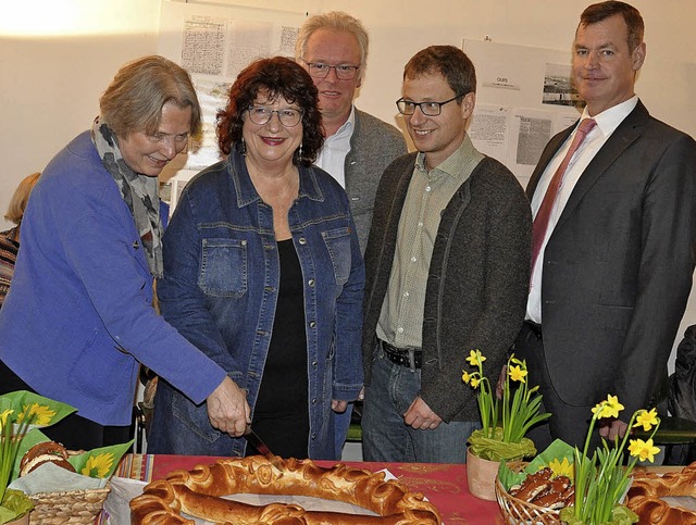 Christiane Walesch-Schneller, Vorsitze...in (von links) die Neujahrsbrezel an.   | Foto: Kai Kricheldorff