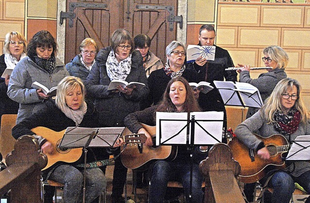 Die Frauengemeinschaft Hierbach feiert... einer eigenen Musikgruppe gestalteten  | Foto: Karin Stckl-Steinebrunner