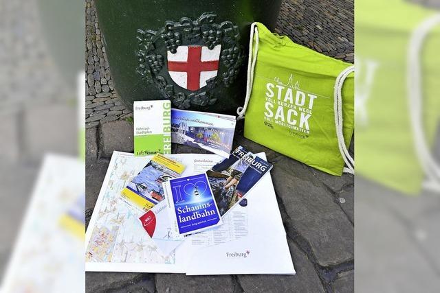 Neubrger bekommen den „Stadtsack“ als Willkommensgeschenk