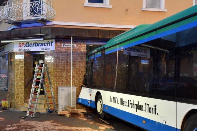 Schulbus prallt ungebremst gegen Hauswand – 44 Verletzte