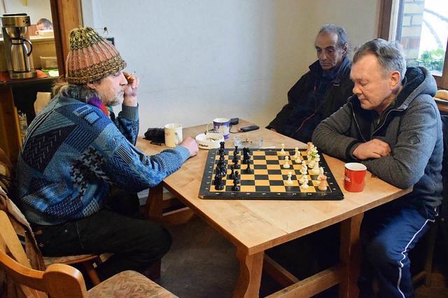 Schach der Einsamkeit: In der Wrmestube bietet ein bisschen Familienersatz.   | Foto: Julia Trauden