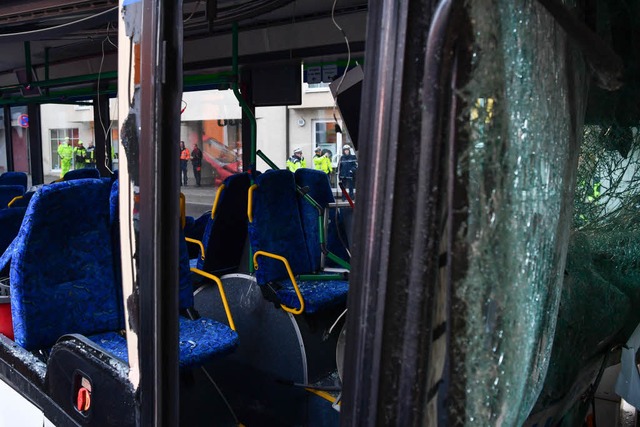 Ein Schulbus ist in eine Hauswand in E...efahren,  43 Menschen wurden verletzt.  | Foto: dpa