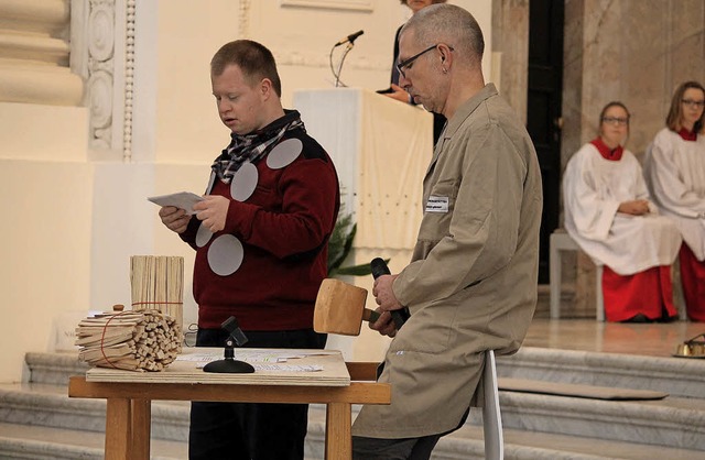 Punicello (Bjrn Reinke, links) bittet...er Elmar (Martin Bhr) um seinen Rat.   | Foto: Cornelia Liebwein