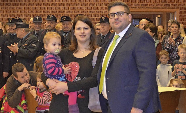 Rafael Mathis mit Ehefrau Tanja und To...Lila Marie am Wahlabend in Biederbach   | Foto: Nikolaus Bayer