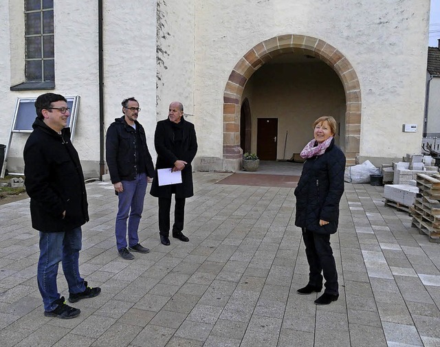 Pfarrer Karlheinz Klger (von links) b...n Vorplatz an der Gottenheimer Kirche.  | Foto: frietsch