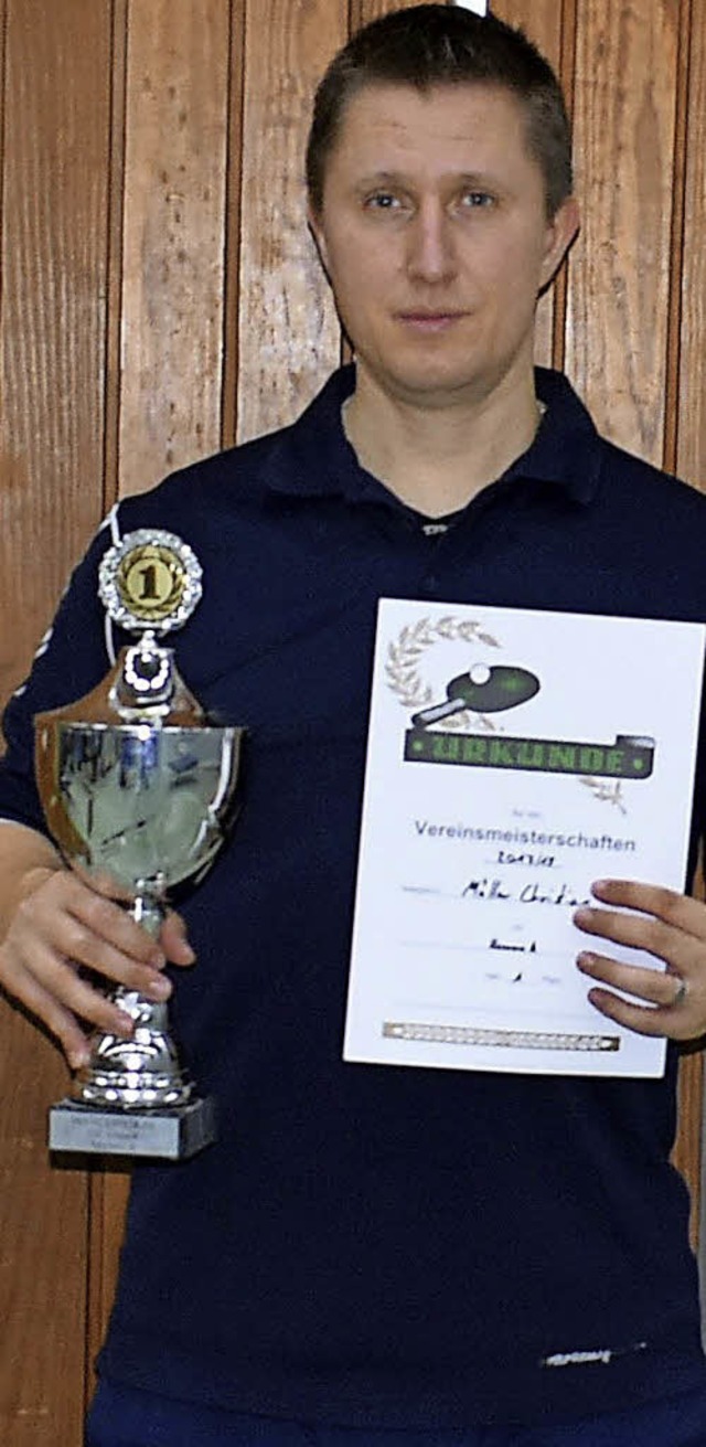 <BZ-FotoAnlauf>TTC Lrrach: </BZ-FotoA... zeigt seinen Pokal und seine Urkunde.  | Foto: TTC Lrrach