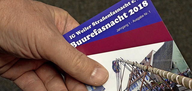 Klein und handlich: Den Weiler Narrenfahrplan gibt&#8217;s nun auch in DIN A6.   | Foto: Lauber