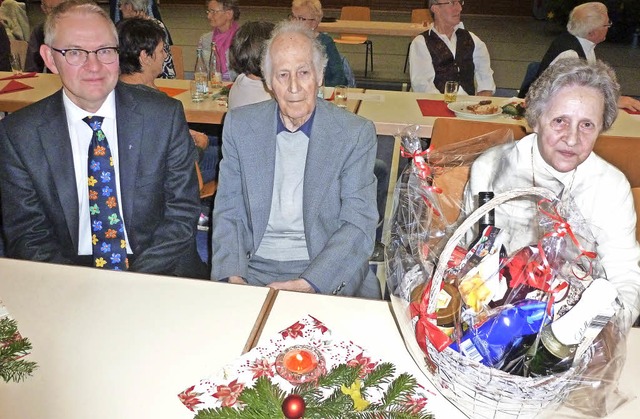 Beendete nach 65 Jahren im Dienste der...Ehefrau und Pfarrer Johannes Frische.   | Foto: Eberhard Gross