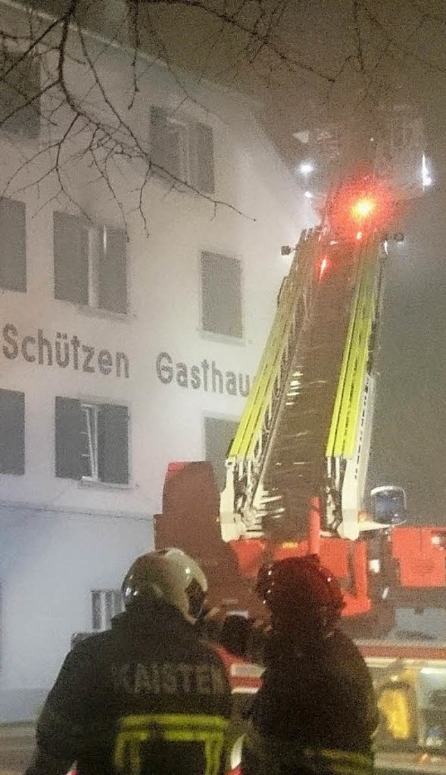 Mit 115 Mitgliedern waren die Feuerweh...lschen und die Verletzten zu retten.   | Foto: Winfried Dietsche/Michael Krug