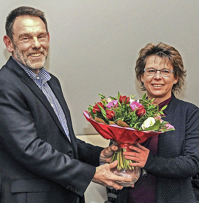 Dank mit Blumen: Brgermeister Jrgen ... den Maulburger Gemeinderat verlsst.   | Foto: Bergmann