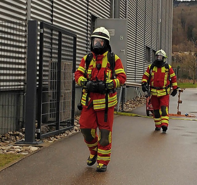 Unter Atemschutz erkundeten Feuerwehrleute die Halle.   | Foto: Held