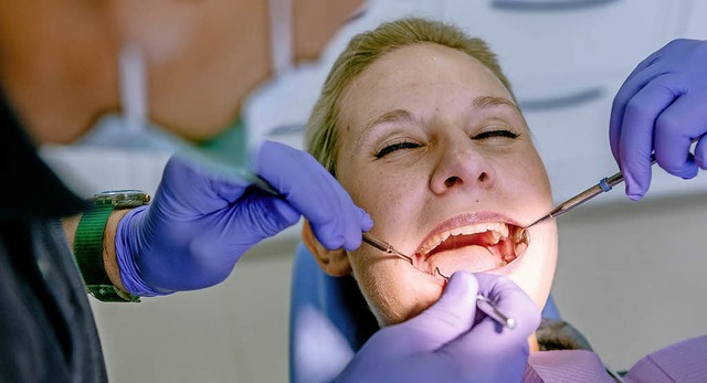 Ein Mensch, der Zahnschmerzen hat, erweckt unser Mitgefhl.   | Foto: Markus Scholz (dpa)