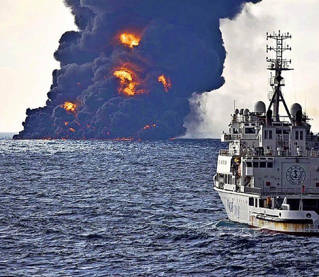 Ein Forschungsschiff vor dem brennenden Wrack   | Foto: dpa