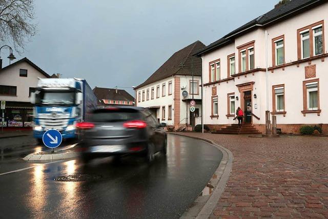 Der erste Blitzer auf der L75 in Ichenheim soll in Nhe Rathaus