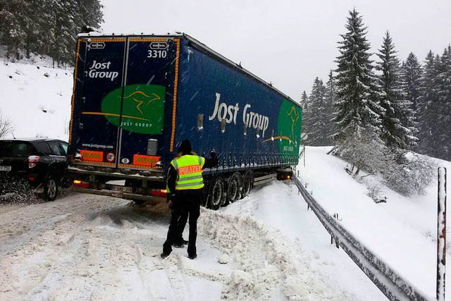 Ein LKW ist im Schnee auf der B 500 be...nahe Titisee-Neustadt liegengeblieben.  | Foto: Kamera24