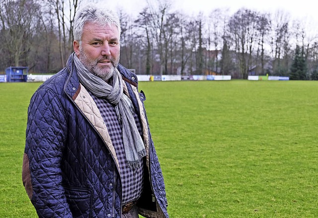 FCH-Vorsitzender Hajo Fnfgeld auf dem...sbedrftigen Rasenplatz in Heitersheim  | Foto: Martin Pfefferle