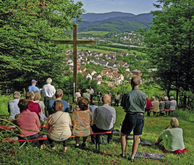 Das Foto zeigt das Friedenskreuz oberhalb von Ebnet.   | Foto: privat