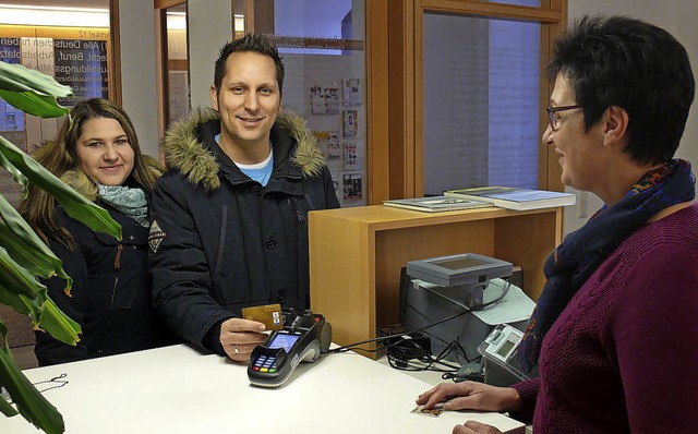 Die Kunden freut&#8217;s, dass sie jet...mit Mnze und Schein bezahlen knnen.   | Foto: Gemeinde