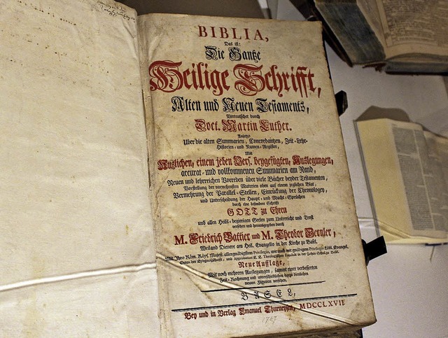 Eine von mehreren Luther-Bibeln der Sa...en. Sie  wurde im Jahr 1767 gedruckt.   | Foto: Dreilndermuseum
