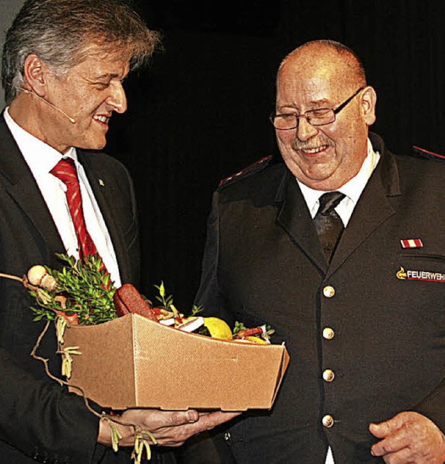 Mit einem Geschenkkorb ehrte Brgermei... um die Feuerwehrabteilung Hllstein.   | Foto: Jung