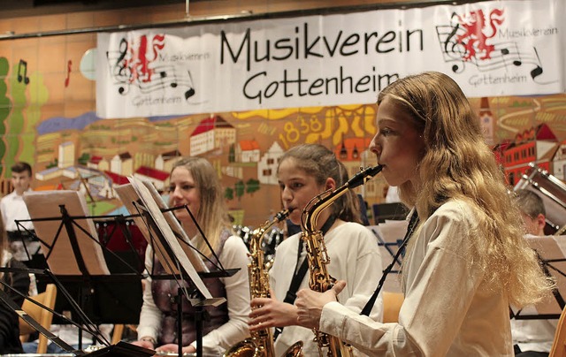 Junge Musiker der Spielgemeinschaft be...ahrskonzert in der Btzinger Festhalle  | Foto: Mario Schneberg
