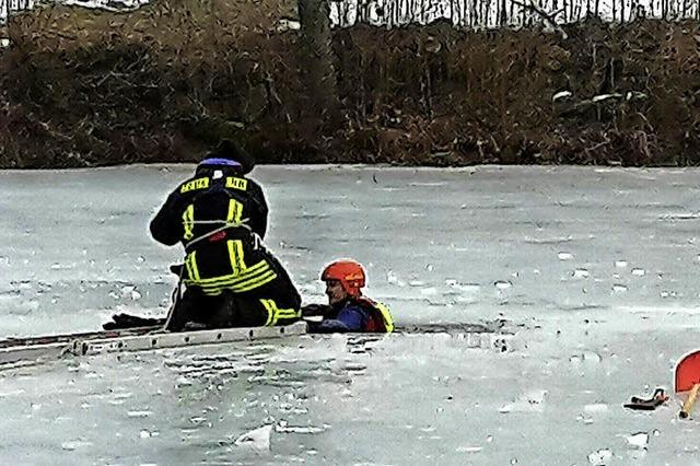 Feuerwehr und DLR ben Eisrettung