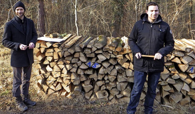 Die Neuen machten ihre Sache gut: Revi... Ostermaier bei der Holzversteigerung.  | Foto: O. Faller