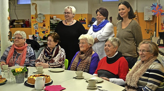 Die Atzenbacher Strick-Feen spenden Ba...ttina Muckenhirn und Daniela Rmmele.   | Foto: Paul Berger