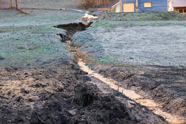 Nach dem Sturm wieder ein Rinnsal. Wen...s, wie der Uferabbruch (rechts) zeigt.  | Foto: Tanja Bury