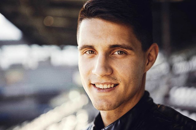 Zurckhaltend, kontrolliert, hflich: ...bt sich Bartosz Kapustka im Interview.  | Foto: Felix Groteloh