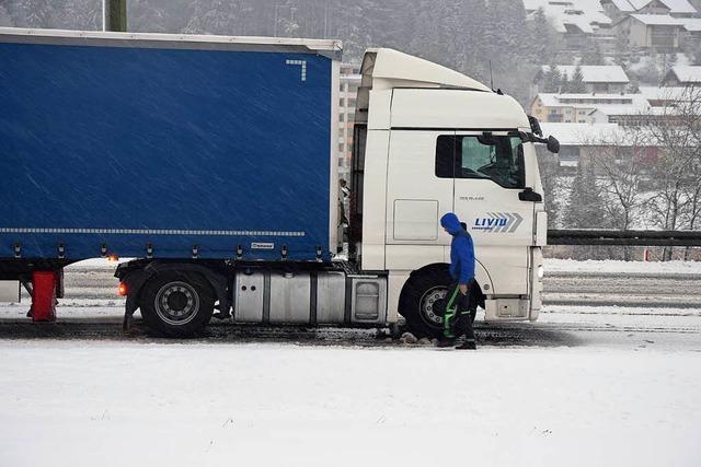 Fotos: Schneebedeckte Schwarzwaldstraen legen den Verkehr lahm