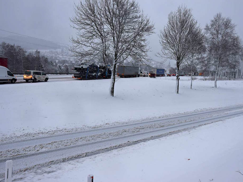 Schn wei, aber auch ganz schn chaotisch. Mit den wiederkehrenden Schnee auf den Straen im Hochschwarzwald kam nicht jedes Fahrzeug oder jeder Fahrzeughalter zurecht. Polizei, Feuerwehr und Rumdienste waren im Einsatz.