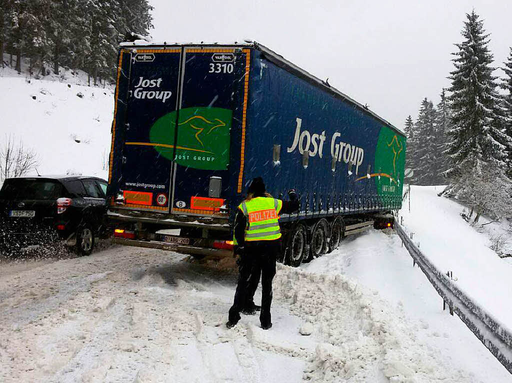 Schn wei, aber auch ganz schn chaotisch. Mit den wiederkehrenden Schnee auf den Straen im Hochschwarzwald kam nicht jedes Fahrzeug oder jeder Fahrzeughalter zurecht. Polizei, Feuerwehr und Rumdienste waren im Einsatz.