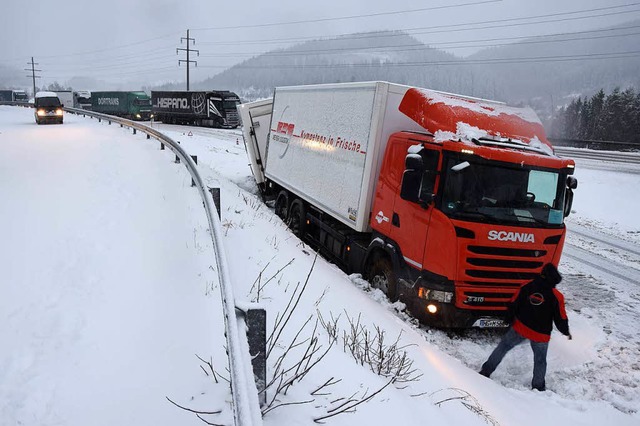 Ein Lastwagen ist auf der B 31 bei der...mittag in den Straengraben gerutscht.  | Foto: kamera24