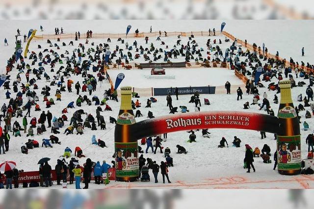 Buddeln im Schnee nach einem Autoschlssel