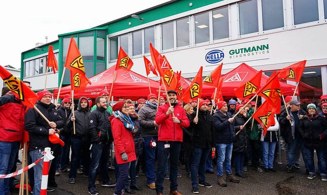 Rund 150 Mitarbeiter der Hella Gutmann...fristete Arbeitszeiten auf die Strae.  | Foto: Julius Wilhelm Steckmeister