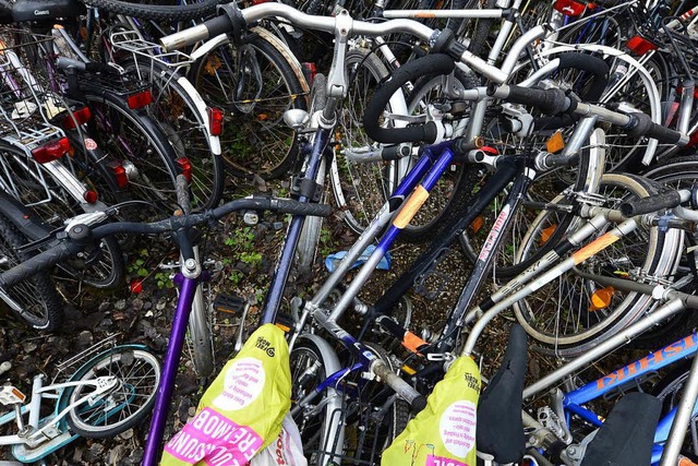 Massenhaft Fahrrder werden in Freibur...en lsst die Stadt Freiburg entfernen.  | Foto: Ingo Schneider