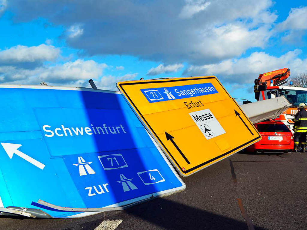 Ein Verkehrsschild ist auf der Bundesstrae 7 bei Erfurt (Thringen) durch das Sturmtief Friederike auf ein Auto gestrzt.Verletzt wurde bei dem Unfall niemand.