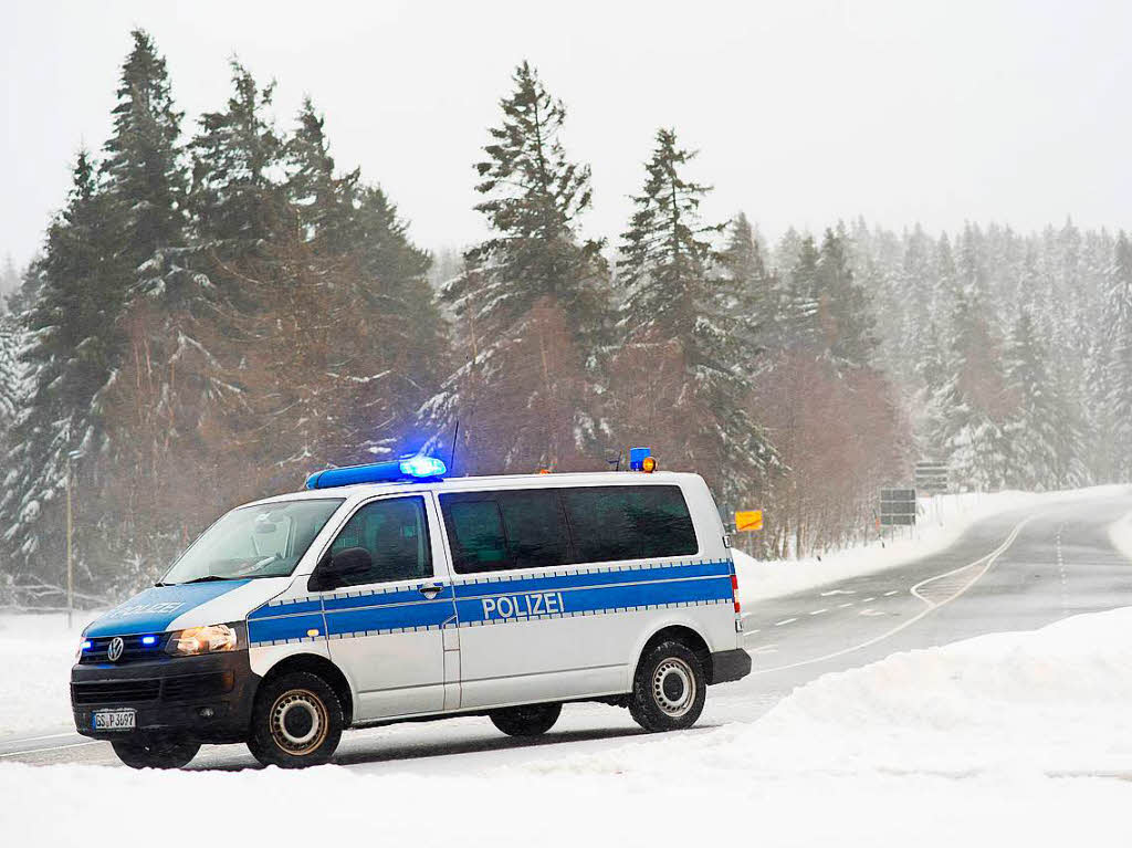 Ein Einsatzfahrzeug der Polizei steht in Torfhaus im Oberharz (Niedersachsen) auf der Bundesstrae 4, die fr den Verkehr gesperrt ist.