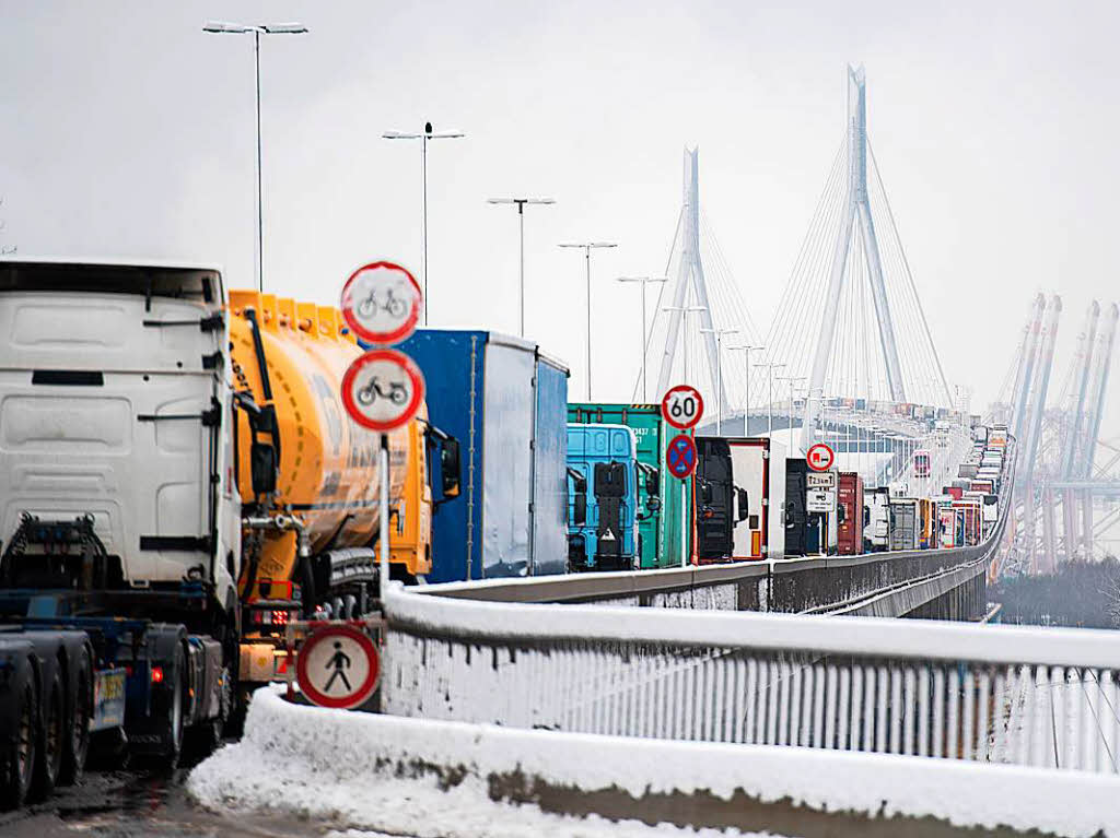 Zahlreiche Lastwagen stauen sich in Hamburg vor der Khlbrandbrcke. Wegen Schnee und Straengltte sind etliche Straen in der Hansestadt nur schwer befahrbar.